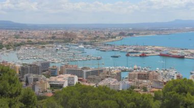 Palma de Mallorca 'nın çarpıcı hava manzarası canlı şehir manzarasını ve yat ve yelkenlilerle dolu hareketli marinayı gözler önüne seriyor. Derin mavi Akdeniz suları güzel bir tezat oluşturur.