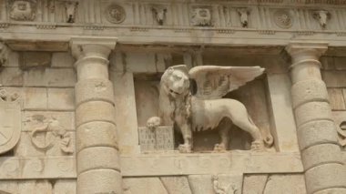 9 Juli 2025 Zadar, Hırvatistan: Venedik Rönesans mimarisinin yer aldığı tarihi taş kent kapısı ve St. Mark 'ın kanatlı aslan sembolü. Bu muazzam yapı, Hırvatistan kıyı şeridinin kültür mirasını yansıtıyor.