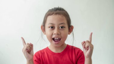 Seçici odak noktasında mutlu iyimser küçük kız