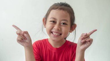 Seçici odak noktasında mutlu iyimser küçük kız