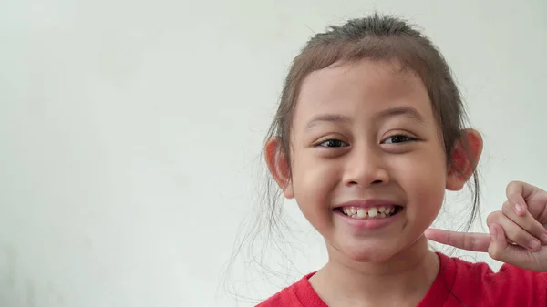 Anak Asia Yang Bahagia Berbaju Merah Menunjukkan Giginya Yang Membusuk — Stok Foto