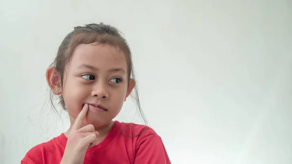 Gadis Asia Kecil Terlihat Seperti Berpikir Sesuatu — Stok Foto