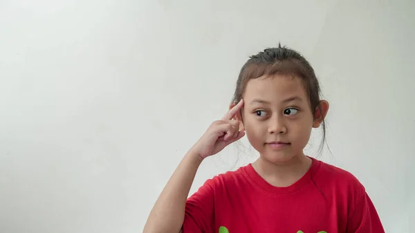 Gadis Asia Kecil Terlihat Mendapatkan Ide Dalam Fokus Selektif — Stok Foto