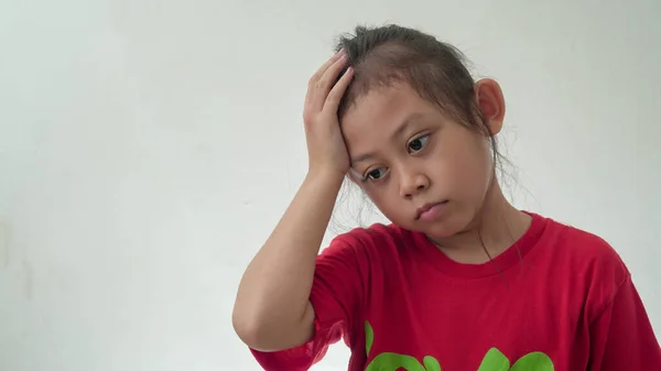 Gadis Asia Kecil Berbaju Merah Sakit Kepala Dalam Fokus Selektif — Stok Foto