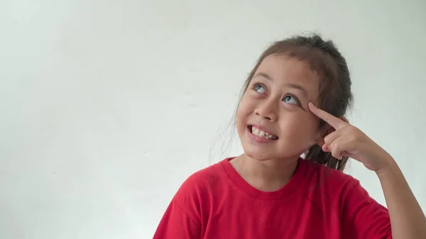 Gadis Asia Kecil Terlihat Mendapatkan Ide Dalam Fokus Selektif — Stok Foto