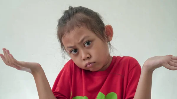 Gadis Asia Kecil Yang Membingungkan Dalam Fokus Selektif — Stok Foto