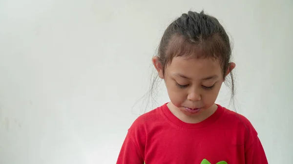 Gadis Asia Kecil Menangis Dalam Fokus Selektif — Stok Foto