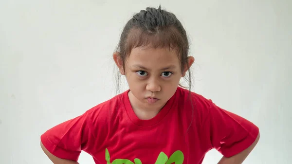 Gadis Asia Kecil Pemarah Dan Tidak Senang Dalam Fokus Selektif — Stok Foto