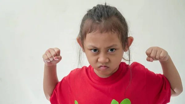小さなアジアの女の子怒っていると不満で選択的フォーカス — ストック写真