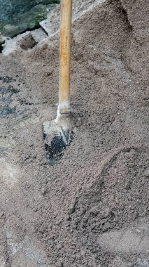 İnşaat için çayıra bir yığın kum döküldü..