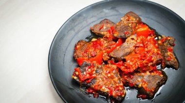 Akciğer bifteği (paru balado) baharatlı balado baharatında pişirilir, ki bu kesinlikle iştahı açar, seçici odaklanma ve yakın çekim sağlar.