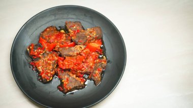 Akciğer bifteği (paru balado) baharatlı balado baharatında pişirilir, ki bu kesinlikle iştahı açar, seçici odaklanma ve yakın çekim sağlar.