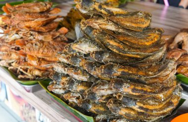 Bol yağda kızartılmış salata ve pilav ile bir sürü balık.