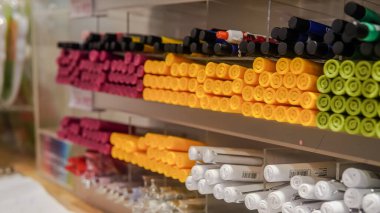 Bir mağaza vitrininde raflarda düzgünce istiflenmiş renkli işaretler. Okul gereçleri, sanat malzemeleri, sabit ve perakende konseptleri için mükemmel..