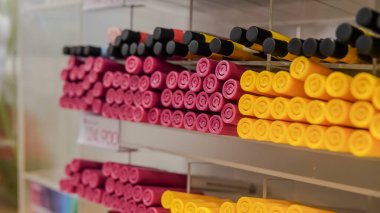 Bir mağaza vitrininde raflarda düzgünce istiflenmiş renkli işaretler. Okul gereçleri, sanat malzemeleri, sabit ve perakende konseptleri için mükemmel..