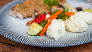 Lezzetli mantar soslu leziz ızgara tavuk, yanında da kızarmış sebze. Ağız sulandırıcı her durum için mükemmeldir..