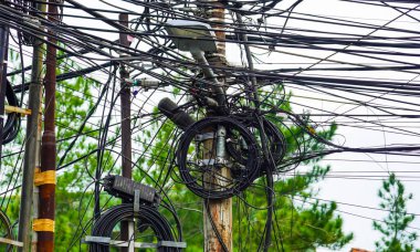 Kamu güçlendiricili elektrik kabloları eski, seçici odak noktasında yönetilmiyor