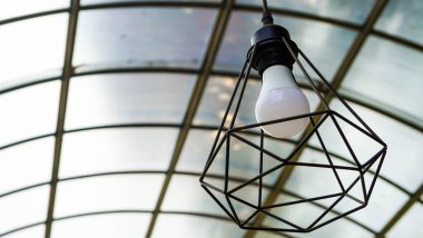 Seçici odak noktasında zarif klasik lamba modeli