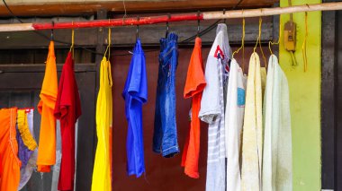 İç çamaşır ipiyle kıyafetleri kurulamak seçici odak noktasında.