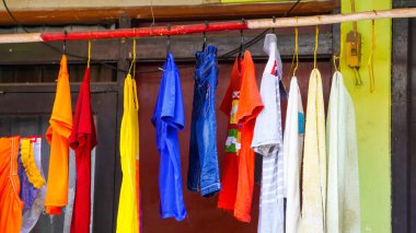 İç çamaşır ipiyle kıyafetleri kurulamak seçici odak noktasında.