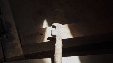 Demirin seçici odak noktasında keskinleştirilmesi için atölye aracı