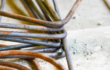 Seçici odak noktasında gri paslı metal ütüler
