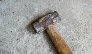 Ahşap ve paslı demir çekiç tahta üzerinde açık hava atölyesi ile birlikte duruyor. Yüksek seçili odak kalitesi fotoğrafında