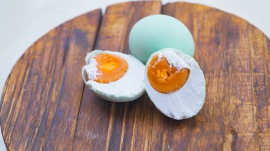 Tuzlu yumurta, tuzlanarak korunan yumurta tabanlı yemekler için kullanılan genel bir terimdir. Çoğu tuzlu yumurta ördek yumurtasıdır..