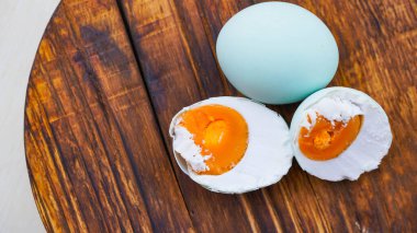 Tuzlu yumurta, tuzlanarak korunan yumurta tabanlı yemekler için kullanılan genel bir terimdir. Çoğu tuzlu yumurta ördek yumurtasıdır..