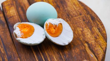 Tuzlu yumurta, tuzlanarak korunan yumurta tabanlı yemekler için kullanılan genel bir terimdir. Çoğu tuzlu yumurta ördek yumurtasıdır..