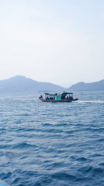 Lampung, Endonezya 2 Haziran 2024: Pahawang adasına dalmak isteyen turistler için bir çeşit ulaşım aracı