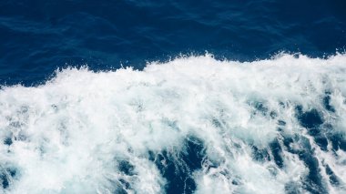 Okyanus dalgalarının hava görüntüsü. Mavi su arkaplanı