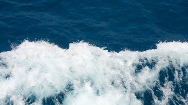 Okyanus dalgalarının hava görüntüsü. Mavi su arkaplanı