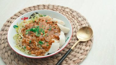 Gohyong dilimlenmiş biber ve cuko sosuyla servis edilen tipik Çin yemeğidir. Seçici odak.