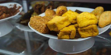 Endonezya 'da Warung Tegal anlamına gelen' warteg 'olarak bilinen bir gıda tezgahının cam vitrininde çeşitli hazır yemek tabakları sunulmaktadır..