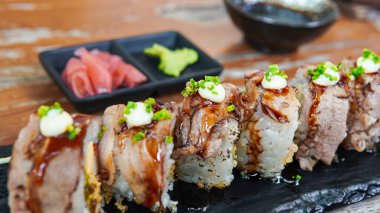 Tabakta Wagyu eti suşisi (Japon usulü yemek))