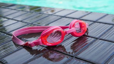 Yüzme havuzunun yanında Google 'da yüzüyorlar.