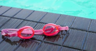 Yüzme havuzunun yanında Google 'da yüzüyorlar.