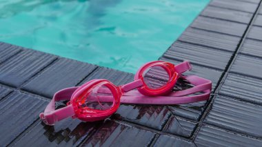 Yüzme havuzunun yanında Google 'da yüzüyorlar.