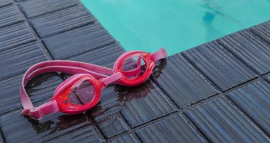 Yüzme havuzunun yanında Google 'da yüzüyorlar.