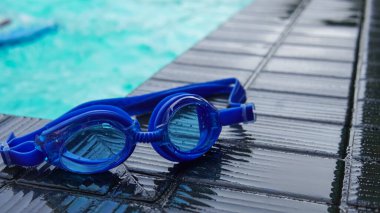 Yüzme havuzunun yanında Google 'da yüzüyorlar.