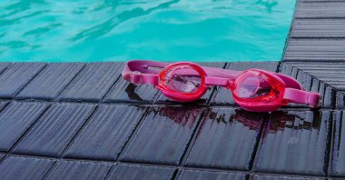 Yüzme havuzunun yanında Google 'da yüzüyorlar.