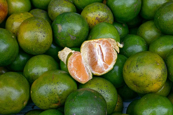 Una Pila Naranjas Verdes Supermercado — Foto de Stock