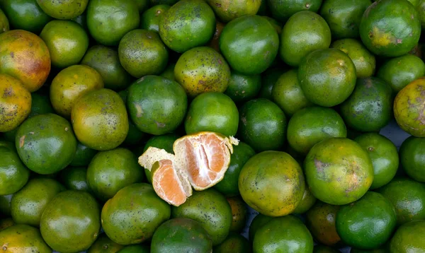 Una Pila Naranjas Verdes Supermercado — Foto de Stock