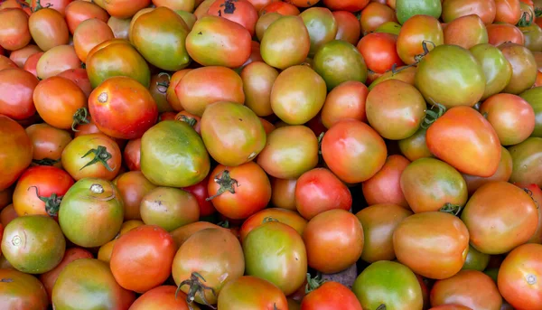 Ein Stapel Frischer Tomatenfrüchte Supermarkt — Stockfoto