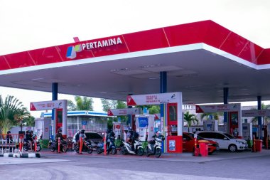 Yogyakarta, Endonezya - Ekim 2022: SPBU Pertamina, Endonezya 'nın devlet petrol şirketi Pertamina' ya ait bir benzin istasyonu. Pertamina Şirketi Sahibi İşletmesi (COCO).