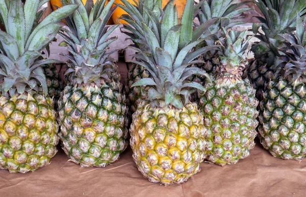 印度尼西亚日惹传统市场上的新鲜菠萝 免版税图库照片