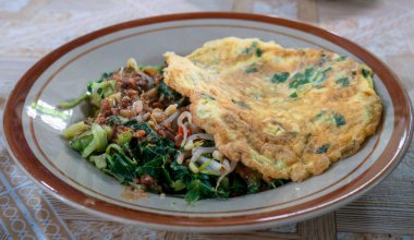 Nasi Pecel, baharatlı fıstık soslu geleneksel Java menüsü, haşlanmış sebze ve kahvaltıda ya da öğle yemeğinde kızarmış yumurta.