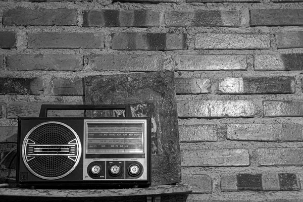 レンガの壁の前に黒の白のヴィンテージレトロラジオ受信機 — ストック写真