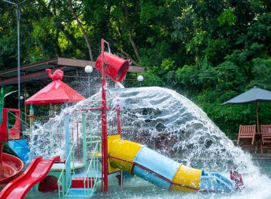 Yogyakarta, Endonezya 'daki küçük bir su parkında büyük bir kovadan su döküldü.